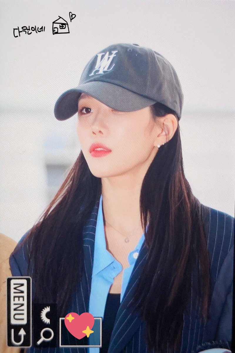 1997dawonhouse's tweet photo. 220923 인천공항 출국 프리뷰
조심히 잘 다녀와 🛫 💕
#WJSN #DAWON 👸🏼
#우주소녀 #다원 #우주소녀다원 https://t.co/iZPlJLuNDq