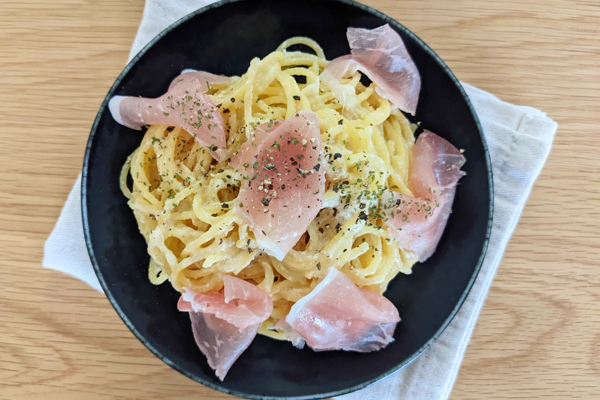 令和では鍋でパスタは茹でない！レンジで作れる「生ハムクリームパスタ」。