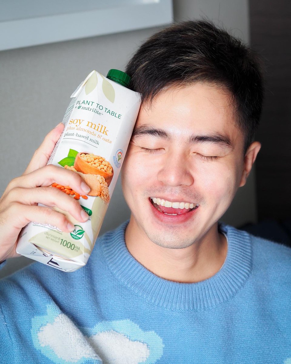thunvet73's tweet photo. ผมเป็นคนที่แพ้นมวัวแฝง ถ้ากินจะทำให้สิวขึ้น ท้องอืดง่าย สั่งกาแฟก็จะต้องสั่งใส่เป็นนมถั่วเหลืองตลอด
ปรับมาทานผลิตภัณฑ์จากพืชจาก Plant to Table Soy milk plus Almond & Oats รสไม่หวานทานง่าย ยิ่งคนแพ้นมวัวด้วยแล้ว เหมาะสุดๆ 😁
#PlantToTableTH #HappyMeTastyMore #NutriliteThailand https://t.co/Lwoen24NJS