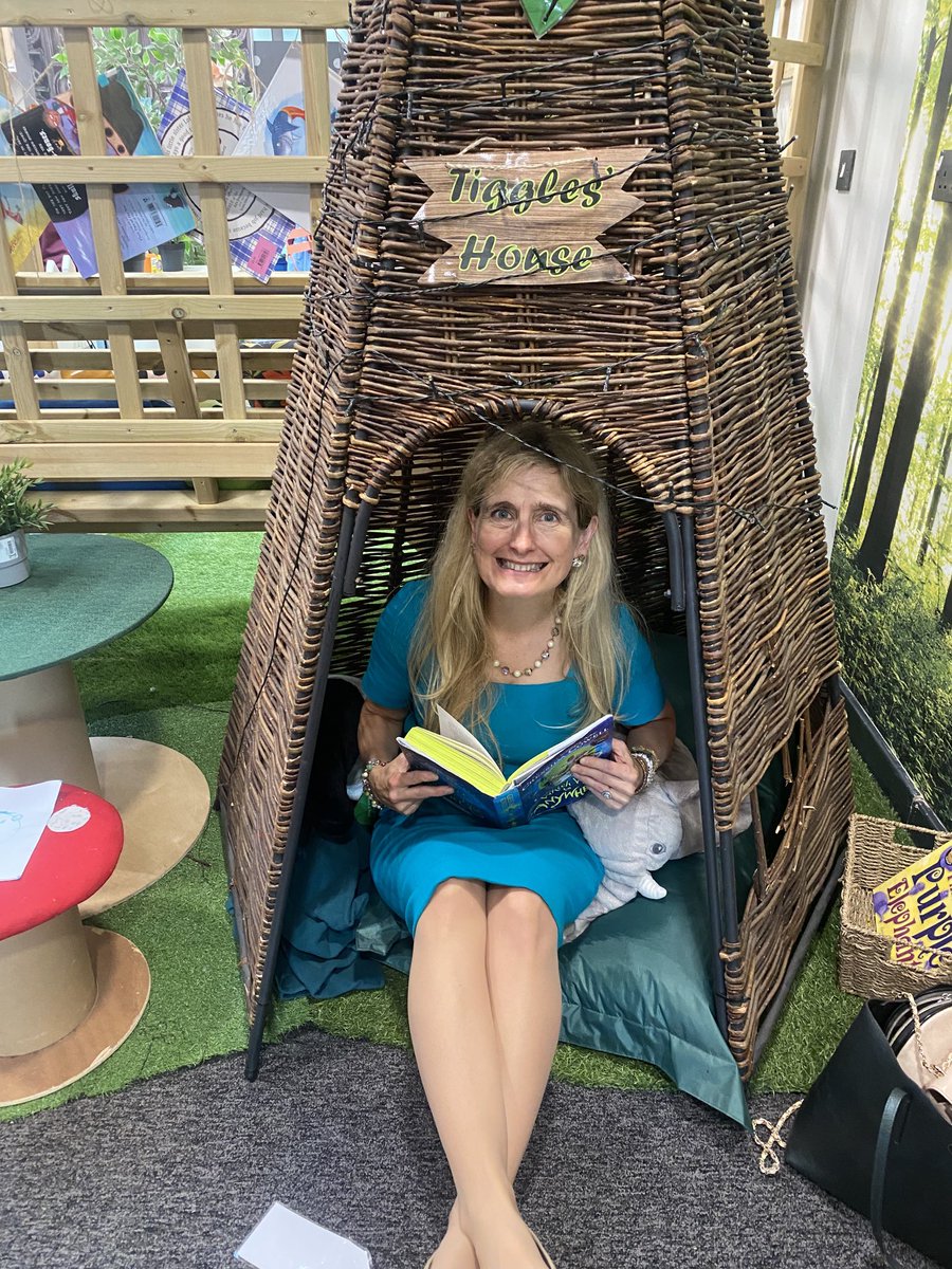 CressidaCowell's tweet image. Look at all the incredible library at Oxley Park Primary School in Milton Keynes! @MichaelRosenYes, I am reading Bear Hunt on a Reading Bed in the corner …
What a joy to visit this school, thankyou @WaterstonesMK for taking me there on Wednesday ❤️📚 #librarymagic