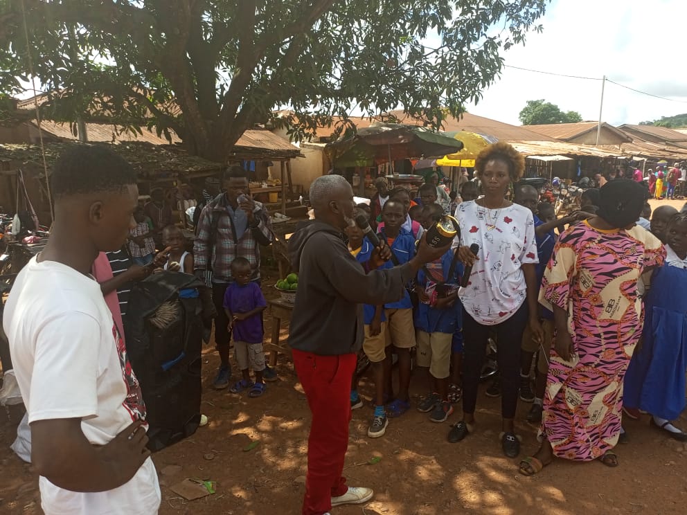 FutureViewMedi2's tweet photo. Register to vote sensitization process 
at Sinkunia town, Dembelia Sinkunia Chiefdom Falaba district.
make sure every eligible person from 18 and above is registered and also, if you will be 18 before the day of the election you have the right to register.
@CAFOD https://t.co/BovVRj43cM