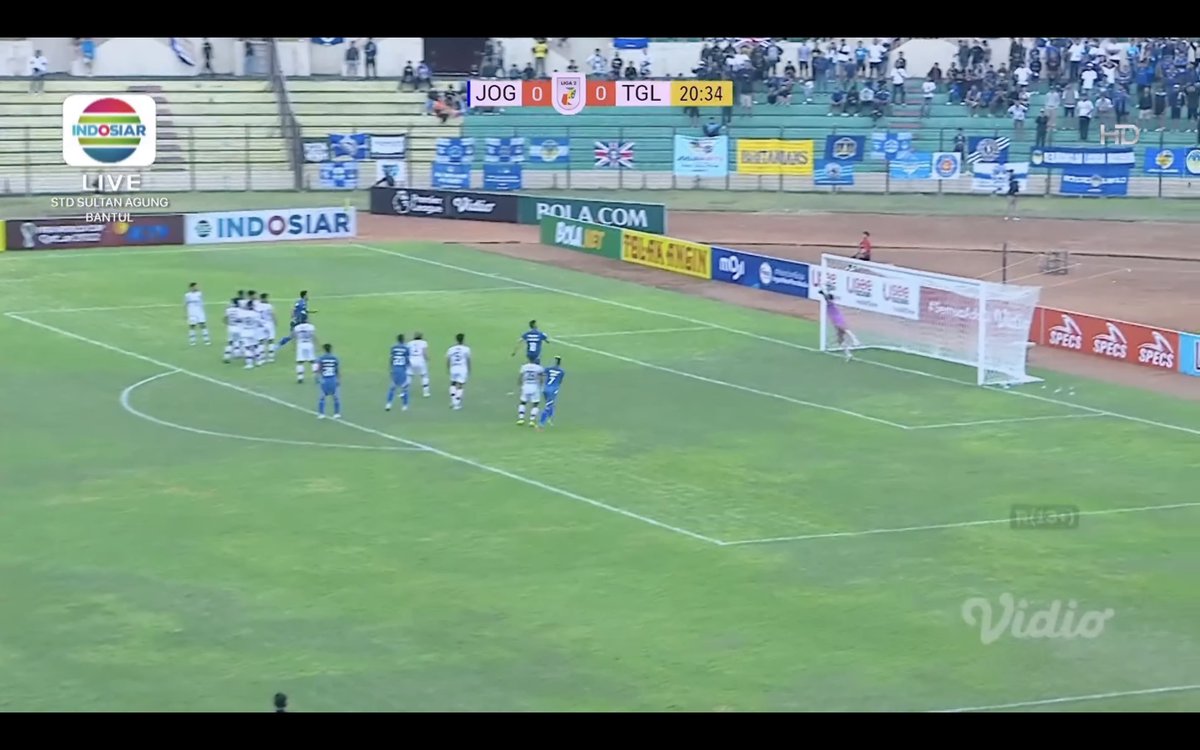 Indosiar's tweet photo. 21' GOOOLLLL!!!! Freekick indah dari Arif Yudha membuka keunggulan untuk PSIM sore ini!
#Liga2 #PSIMDay #PersekatDay #IndosiarRumahSepakbolaIndonesia https://t.co/GY7FX9Kj4o