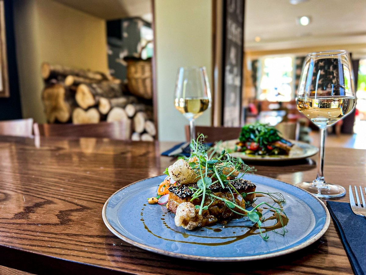 FischersBaslow's tweet photo. In search of a night of rest and some easy-going food? Enjoy a night of opulence and rest at our hotel when you dine at the Prince of Wales, our sister restaurant 🛀 

#BaslowHall #PrinceofWales #Fischers #Baslow #FourStar #AAHospitality #FischersBaslow #StayCation #VillagePub https://t.co/zzJlwkZEiD