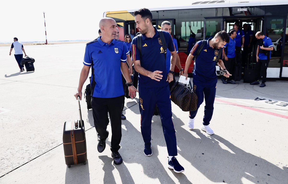 SEFutbol's tweet photo. ✈️ ¡¡LISTOS PARA VOLAR!!

💺 La expedición de la @SEFutbol, acomodada en el avión de @Iberia, despegará dentro de unos instantes destino Zaragoza.

😉 ¡¡Nos vemos en un ratito, afición!! 

#VamosEspaña | #NationsLeague https://t.co/HJBBLdHHOH