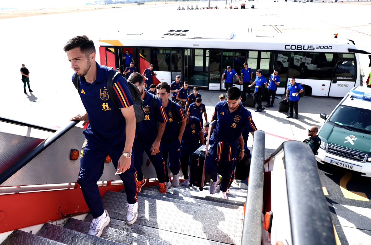 SEFutbol's tweet photo. ✈️ ¡¡LISTOS PARA VOLAR!!

💺 La expedición de la @SEFutbol, acomodada en el avión de @Iberia, despegará dentro de unos instantes destino Zaragoza.

😉 ¡¡Nos vemos en un ratito, afición!! 

#VamosEspaña | #NationsLeague https://t.co/HJBBLdHHOH