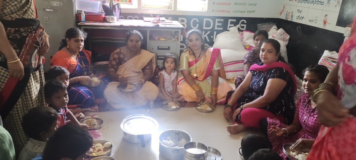 Sudha83689229's tweet photo. ಯಲಹಂಕ ನಗರ ಮಂಡಲ ಮಹಿಳಾ ಮೋರ್ಚಾ #adarsha anganavadi ಅಭಿಯಾನದಡಿಯಲ್ಲಿ ಅಂಗನವಾಡಿ ಮಕ್ಕಳ ಜೊತೆ ಭೋಜನ ಸವಿಯುವ ಕಾರ್ಯಕ್ರಮ. https://t.co/YLAdh0fthX