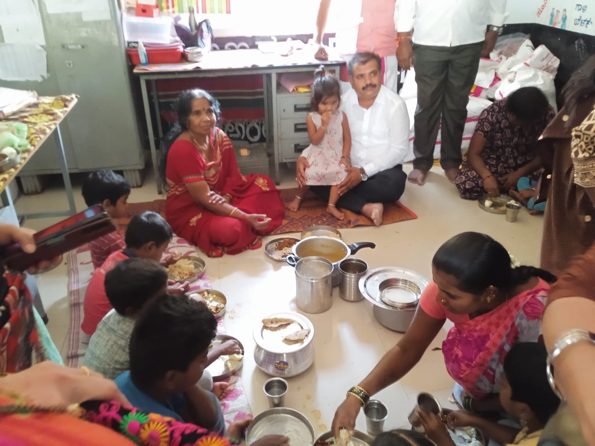 Sudha83689229's tweet photo. ಯಲಹಂಕ ನಗರ ಮಂಡಲ ಮಹಿಳಾ ಮೋರ್ಚಾ #adarsha anganavadi ಅಭಿಯಾನದಡಿಯಲ್ಲಿ ಅಂಗನವಾಡಿ ಮಕ್ಕಳ ಜೊತೆ ಭೋಜನ ಸವಿಯುವ ಕಾರ್ಯಕ್ರಮ. https://t.co/YLAdh0fthX