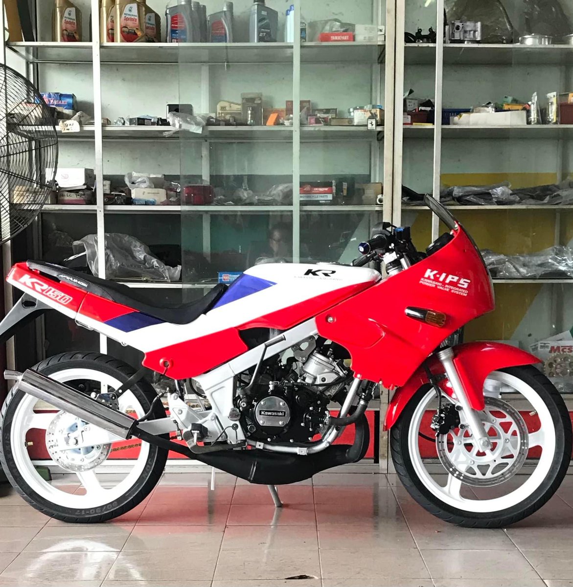 BikersRanger's tweet photo. Mesin tua jangan dianggap tiada bisa, sekali kena pasti merana ! Comey Kawasaki KR150 kips petak ! 🤙🏻‼️
Credit Se Nafas
#thebikersranger #bikersranger #TBRraretrok #SangapThrottle #Kawasaki #Kr150 #kipspetak #kips https://t.co/QEGp2jzvX6