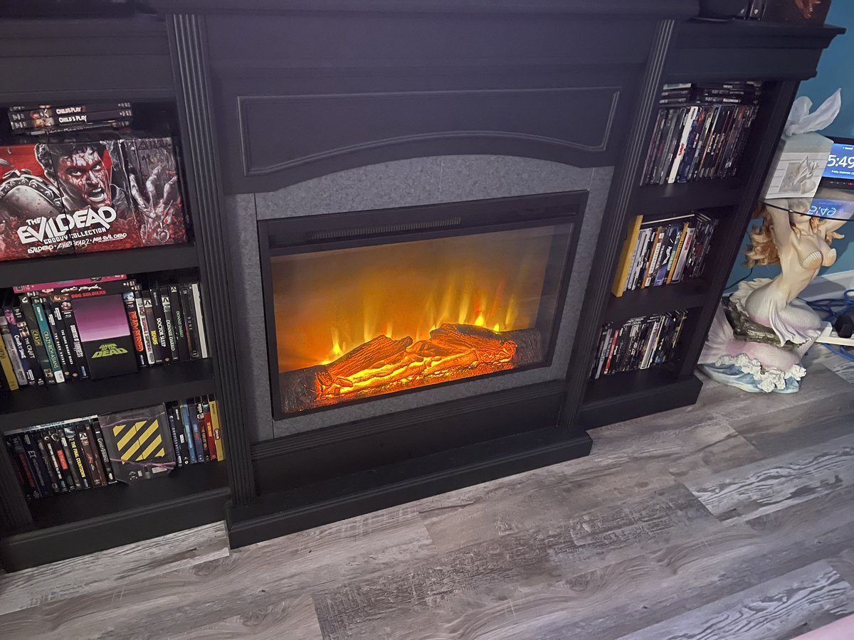 byMichaelWest's tweet photo. Fall is my favorite season! It’s only 40 degrees outside, and it’s too early to turn on the heat in the whole house, but I did get to switch on the fireplace in my bedroom. Nice and toasty! #fall #chillynights #fakefireplace🔥 #writersofinstagram #writerslife📚 https://t.co/blLdsvuPIC