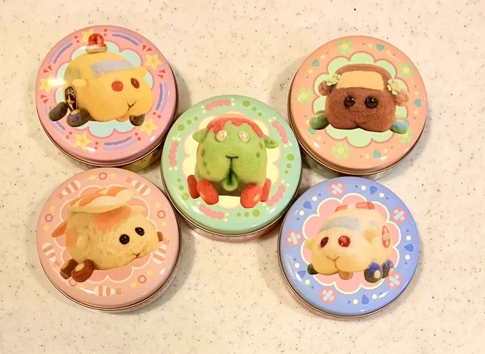 缶入りキャンディーめちゃくちゃかわいいが!!?しかも裏側にも写真ついてて違うポーズだと… 