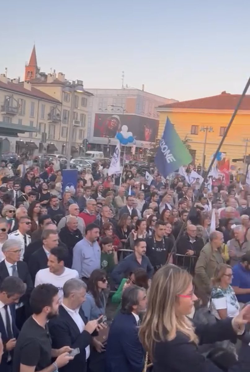 CaterinaAvanza's tweet photo. .@repubblica dice che a Milano alla chiusura della campagna del #TerzoPolo c’erano massimo 200 persone. Qualcuno può spiegare à @repubblica che ormai esistono i cellulari e che le balle hanno le gambe ancora più corte…? @CarloCalenda @Azione_it @ItaliaViva https://t.co/c0BJZNv1BG