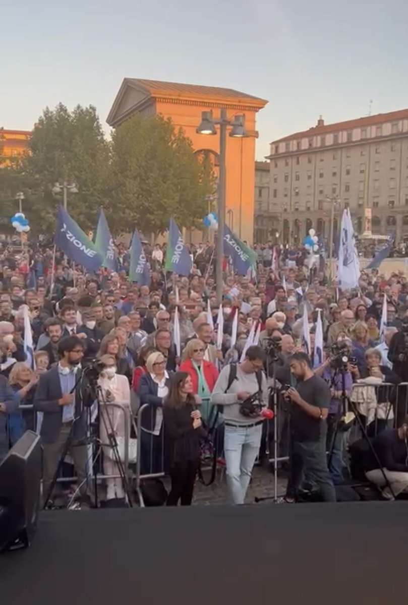CaterinaAvanza's tweet photo. .@repubblica dice che a Milano alla chiusura della campagna del #TerzoPolo c’erano massimo 200 persone. Qualcuno può spiegare à @repubblica che ormai esistono i cellulari e che le balle hanno le gambe ancora più corte…? @CarloCalenda @Azione_it @ItaliaViva https://t.co/c0BJZNv1BG