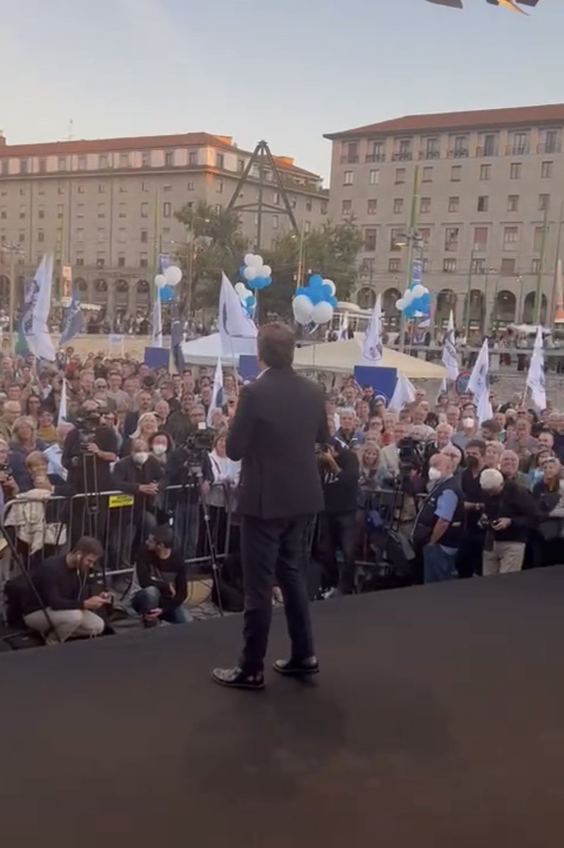 CaterinaAvanza's tweet photo. .@repubblica dice che a Milano alla chiusura della campagna del #TerzoPolo c’erano massimo 200 persone. Qualcuno può spiegare à @repubblica che ormai esistono i cellulari e che le balle hanno le gambe ancora più corte…? @CarloCalenda @Azione_it @ItaliaViva https://t.co/c0BJZNv1BG