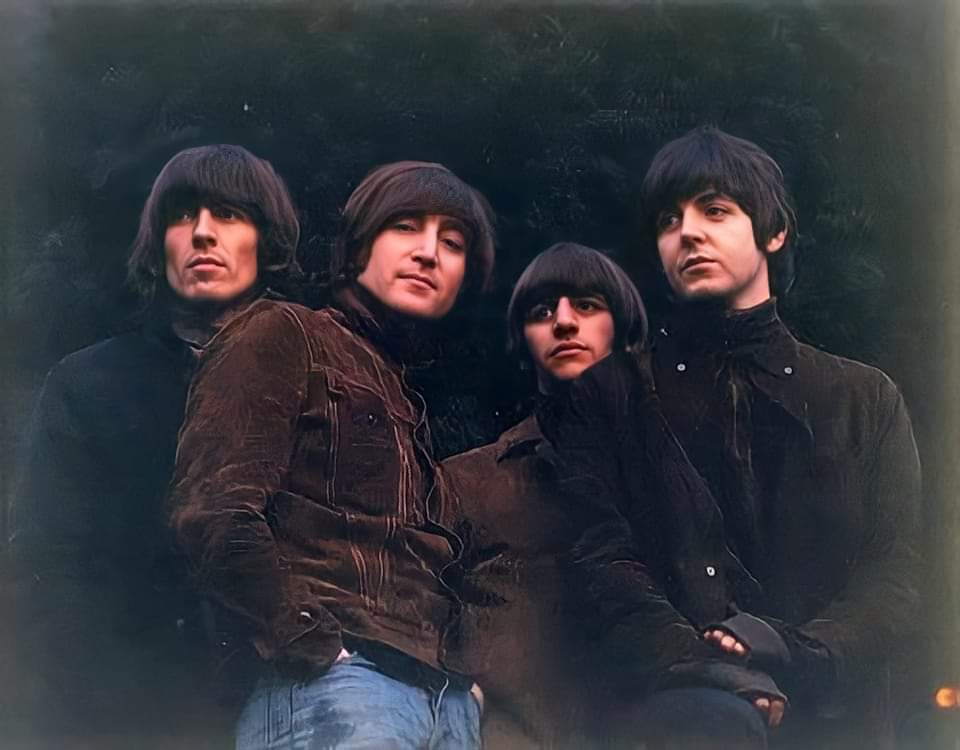 FishtailM's tweet image. La foto sin recortar de la portada 'Rubber Soul'.