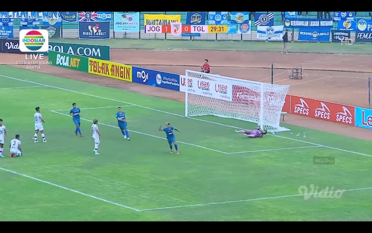 Indosiar's tweet photo. 29' GOOOLL!!! Kembali dari tendangan bebas! Kali ini Aditya Putra Dewa menambah keunggulan PSIM! 2-0!
#Liga2 #PSIMDay #PersekatDay #IndosiarRumahSepakbolaIndonesia https://t.co/wMty1zFD6p