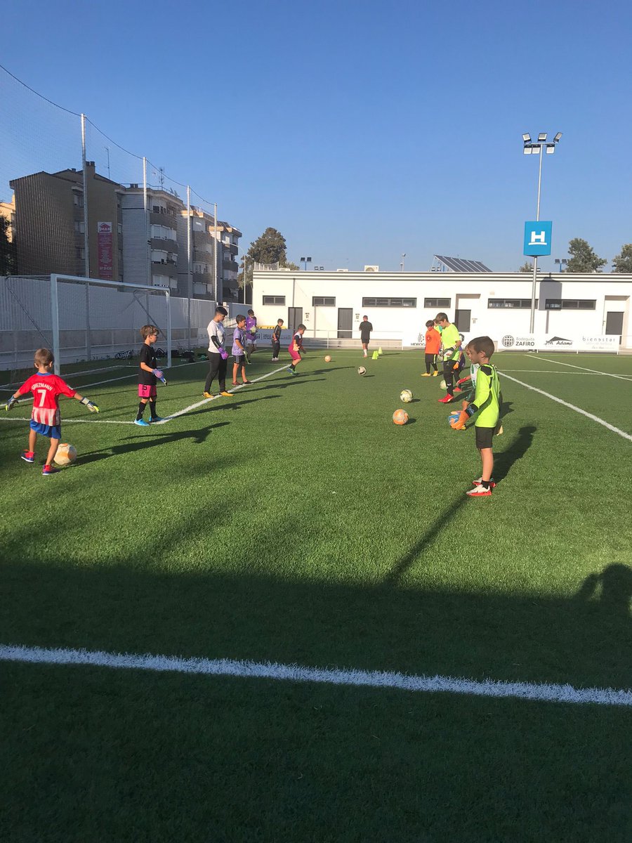 PorterosSara's tweet photo. Año tras año seguís confiando en nuestra formación y esa es la mayor satisfacción para seguir realizando nuestro trabajo cada temporada 💯

Segunda semana de Escuela de Tecnificación para porter@s en Huelva y cada vez somos más ⬆️

Información ℹ️ e inscripciones: 600367145 📱 https://t.co/nZWHDoXYud