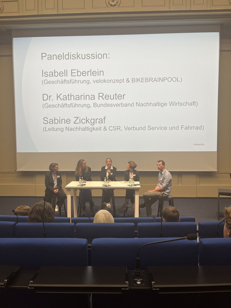 velokonzept's tweet photo. Wir müssen uns auf #Standards in der Fahrradindustrie einigen um #Reparierbarkeit von Fahrrädern und einen #secondcycle zu ermöglichen meint @izzyBerlijn auf der Podiumsdiskussion zum Thema #Nachhaltigkeit auf der #vivavelo22 https://t.co/YDOdYprNc1