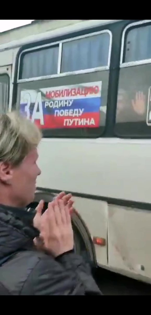 spbreporter's tweet photo. В таких автобусах увозят людей на убой. ЗА МОБИЛИЗАЦИЮ РОДИНУ ПОБЕДУ ПУТИНА. Тупорылые мамаши и жены аплодируют... https://t.co/vhNQtMYbnv
