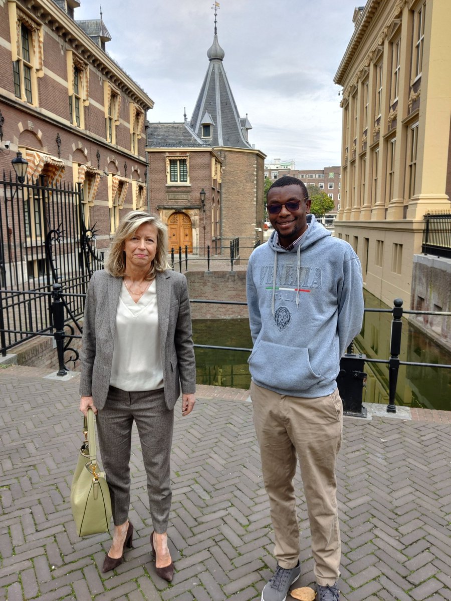 Ministers in Netherlands walk or ride bicycles or use trains/buses... no convoys. No lead cars. This is the defence minister. #Meritocracy
