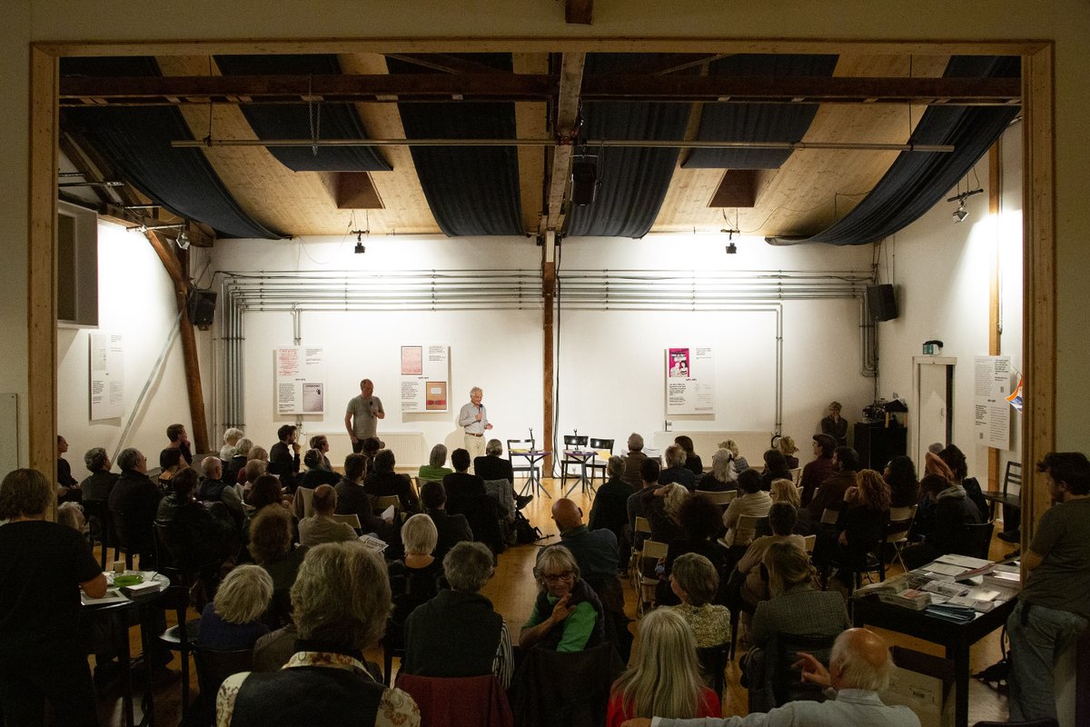 AContestataires's tweet photo. Belles photographies de la soirée anniversaire d'hier au Galpon par Elisa Murcia Artengo. Les documents apportés et commentés par le public sont accrochés sur le «fil à linge des #archives». https://t.co/lzjQu0lNSV