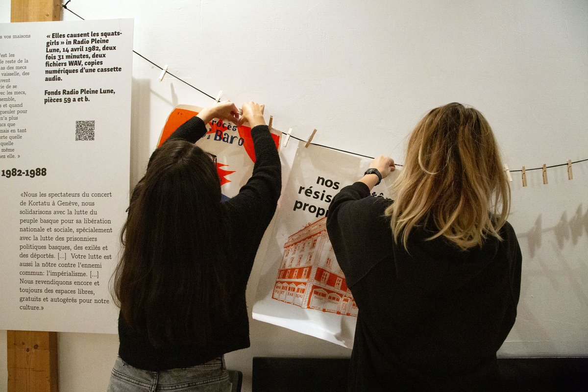 AContestataires's tweet photo. Belles photographies de la soirée anniversaire d'hier au Galpon par Elisa Murcia Artengo. Les documents apportés et commentés par le public sont accrochés sur le «fil à linge des #archives». https://t.co/lzjQu0lNSV
