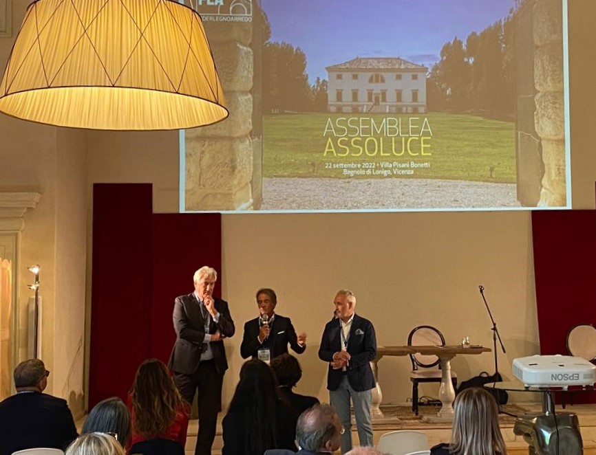 Federlegno's tweet photo. Presidente e DG di #FederlegnoArredo hanno incontrato le #aziende associate a #EdilegnoArredo e #Assoluce. Ascolto e confronto costante con gli #imprenditori sono la chiave per una Federazione voce e riferimento della filiera #legnoarredo, soprattutto in una fase così complessa https://t.co/PjlODYqCMM