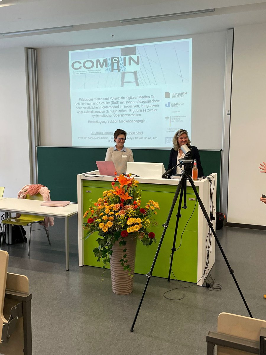 CarolinQuenzer's tweet photo. Heute durften wir die Ergebnisse unserer systematischen Übersichtsarbeiten zur evidenzbasierten Nutzung digitaler Medien im Unterricht zur Stärkung der Teilhabe in, an und durch Medien auf der @medienpaed_dgfe auf der #mpaed2022 präsentieren https://t.co/o9D6t8b772