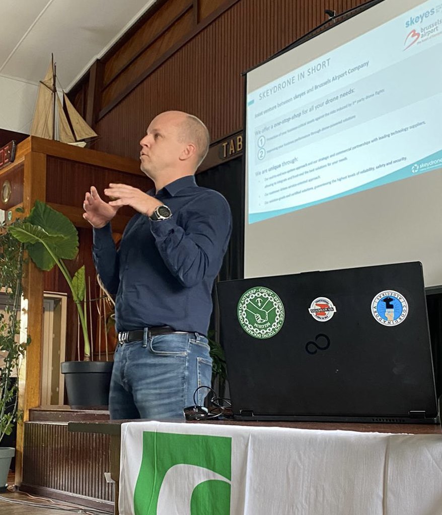 kurt_callaerts's tweet photo. Toelichting over de drone-projecten in @PortofAntBruges door Hendrik-Jan Van Der Gucht (ceo skeydrone) op de startdag Maritiem-Luchtvaart.
#startdag @skeydrone @acvtranscom https://t.co/3kjmZv8X4L