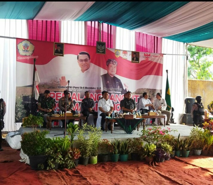 kecwarungpring's tweet photo. Kunjungan Kpla Staf Presiden jendral TNI (purn) Dr. H. Muldoko, S.IP ke kab pemalang dsa cibuyur kec warungpring,,,skligus mlksnkan kegiatan panen raya jagung brsma Muspida kab pemalang di desa cibuyur,,23-09-2022 https://t.co/ekk3go5dab