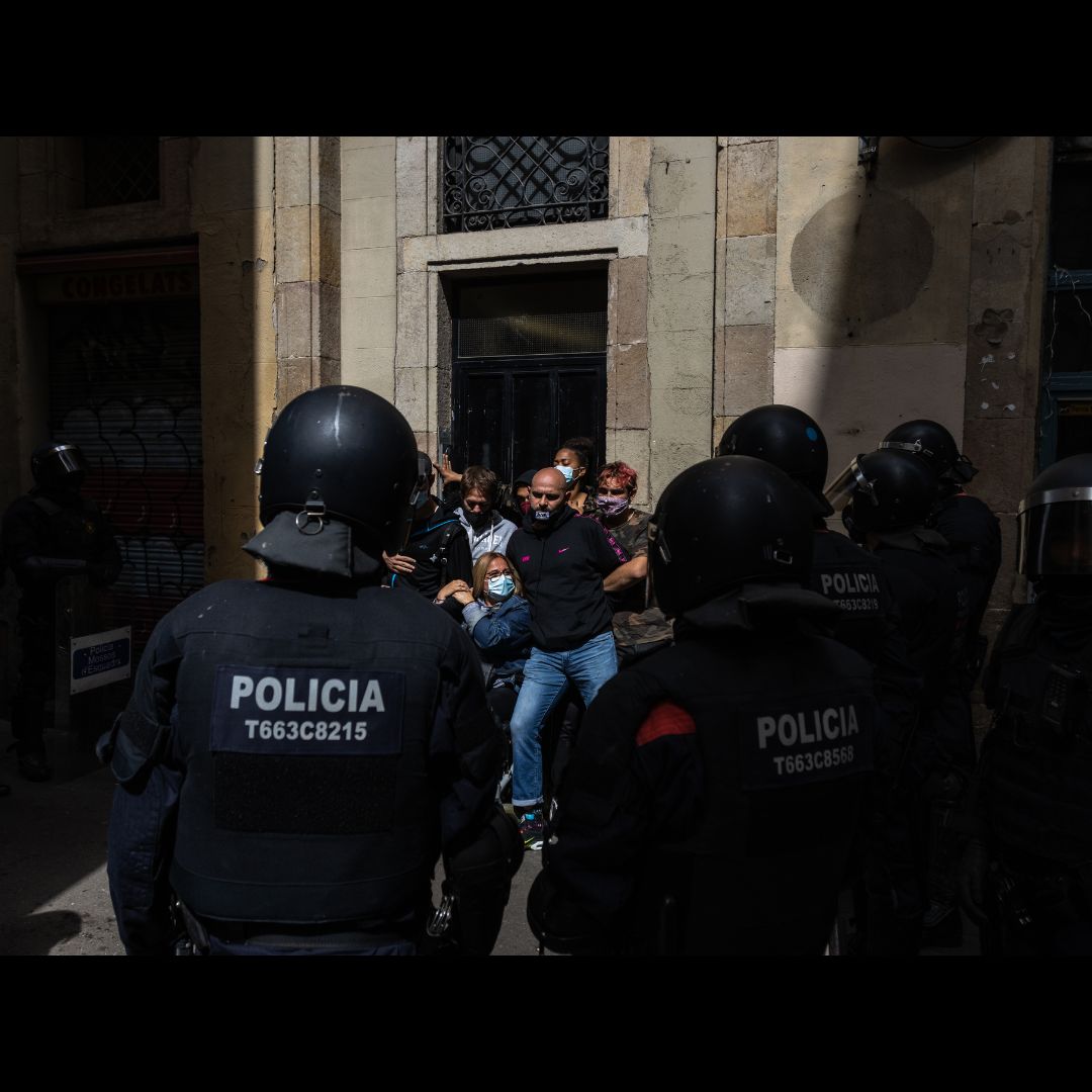 AssDiomira's tweet photo. 📷Fotoreportatge seleccionat: El fang de Barcelona i rodalies de @davidmelero__ 

1. Desnonament de la Rafaela a l’Hospitalet de Llobregat
2. Desnonament de l’Olga i el seu fill
3. Executat el desnonament del Hakim al Raval
4. Desnonament de la Wanda i la seva àvia al Raval https://t.co/4j3Ad9KiE3