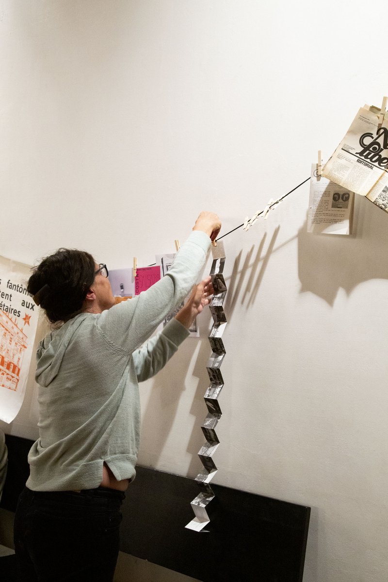 AContestataires's tweet photo. Belles photographies de la soirée anniversaire d'hier au Galpon par Elisa Murcia Artengo. Les documents apportés et commentés par le public sont accrochés sur le «fil à linge des #archives». https://t.co/lzjQu0lNSV