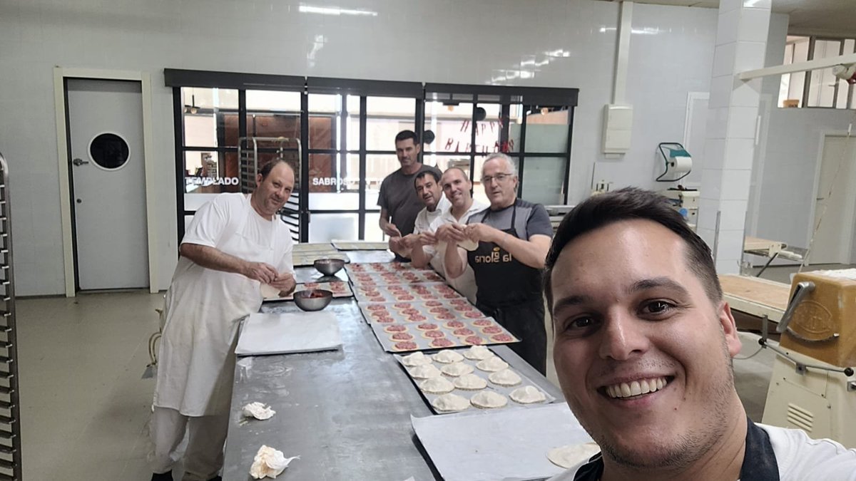ArtesaniaRM's tweet photo. Esta tarde a las 20 h en @Feramur, podrás degustar los mejores pasteles de carne de la Región de Murcia.

🥇 @confiteriamaite 
🥇 @ConfiJuanMazon 
🥇 @AndresMarmol_M
🥇 Confitería Jiménez
🥇 Confitería Roses

@regiondemurcia 
@Empresa_RM 
@vallemiguelez 
@soniamm9 https://t.co/MsfS3RvNiJ
