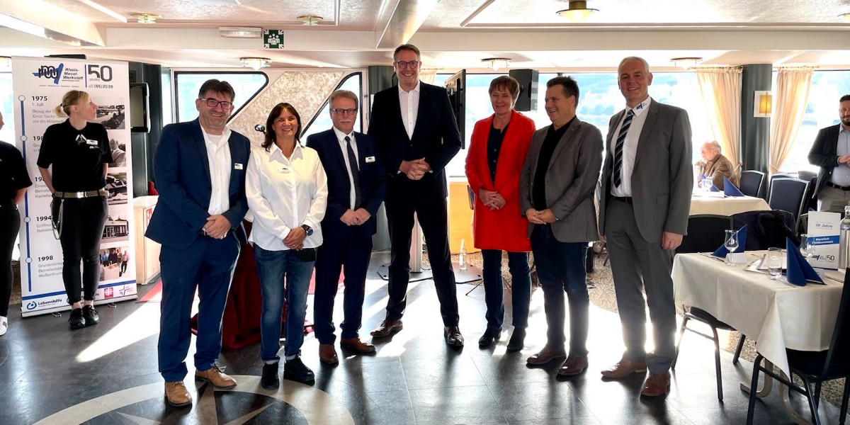 mastd_rlp's tweet photo. #Inklusionsminister @Alex_Schweitzer war mit @BBMB_bund Jürgen #Dusel beim 50. Jubiläum der Rhein-Mosel-Werkstatt für Menschen mit #Behinderung. „Die Angebote tragen wesentlich zur beruflichen #Teilhabe bei und sind ein wichtiger Ort für #Bildung und Qualifizierung." https://t.co/jLz2lLy407