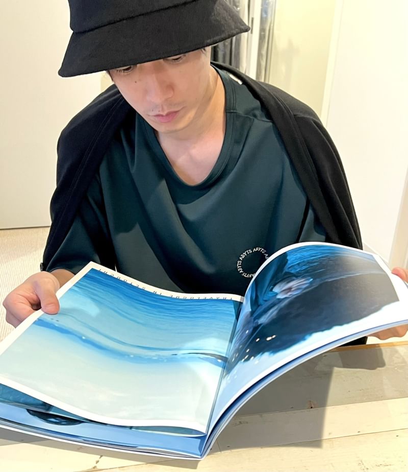 TakeliciousIndo's tweet image. The samples for Sato Takeru 2023 Calendar🚢 has arrived!

It&apos;s a poster-type calendar that you can display in your room with large photos.
You have until 23:59 JST today to pre-order!
colavoshop.jp/store/products…

linevoom.line.me/post/116639234…
#佐藤健カレンダー #佐藤健