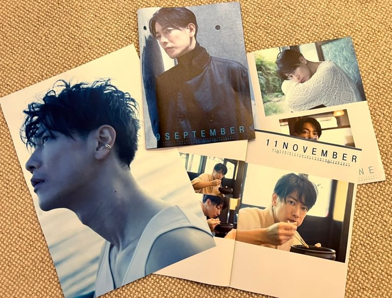TakeliciousIndo's tweet image. The samples for Sato Takeru 2023 Calendar🚢 has arrived!

It&apos;s a poster-type calendar that you can display in your room with large photos.
You have until 23:59 JST today to pre-order!
colavoshop.jp/store/products…

linevoom.line.me/post/116639234…
#佐藤健カレンダー #佐藤健