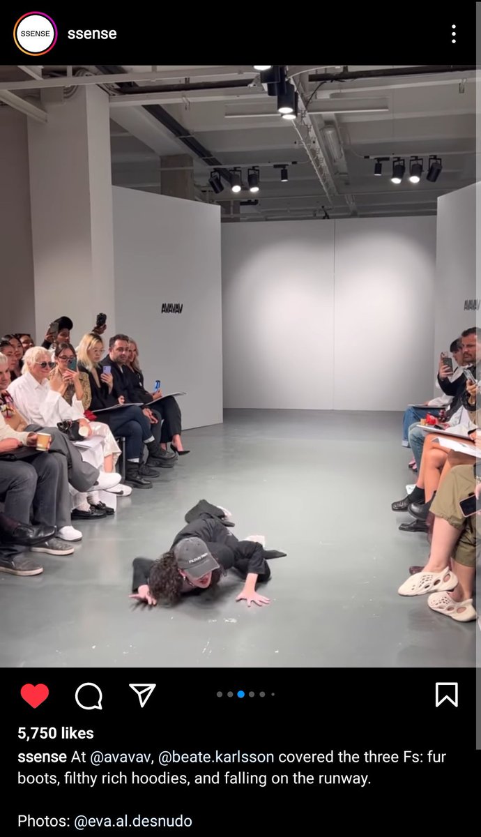 moonlightbLuez's tweet image. Win shared a post from #SSENSE – a luxury fashion brand based in Canada

Boots designed by #avavav 
And models were purposely falling on the ground as what the designs were meant to be.

Win Metawin&apos;s fashion &amp;amp; sense of humor combined for this show. 🤣

#winmetawin @winmetawin