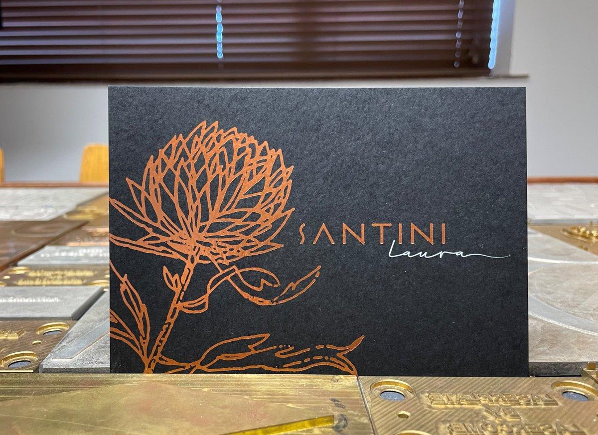 Dayfold's tweet image. #dayfoldfoilingfriday
Foil: Industrial Bright Copper 6817 from Foilco.
Paper: 350gsm Colorplan Ebony with a dapple emboss. Bonded to form a 540gsm card; 135gsm Colorplan Ebony envelope with dapple embossing,
#foiling #creativepaper #foilco #copperfoil #gfsmith #colorplan #dayfold