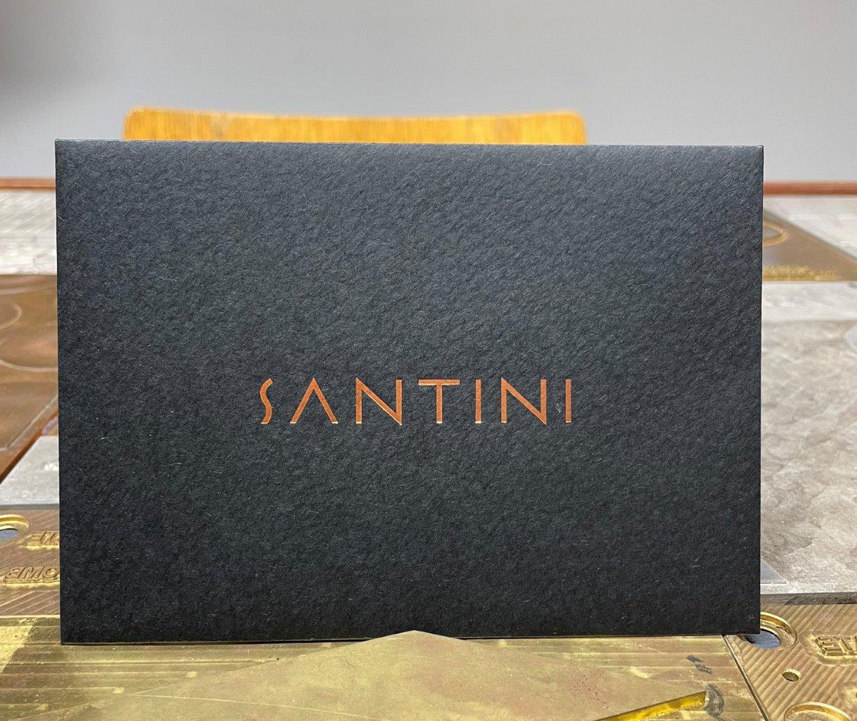 Dayfold's tweet image. #dayfoldfoilingfriday
Foil: Industrial Bright Copper 6817 from Foilco.
Paper: 350gsm Colorplan Ebony with a dapple emboss. Bonded to form a 540gsm card; 135gsm Colorplan Ebony envelope with dapple embossing,
#foiling #creativepaper #foilco #copperfoil #gfsmith #colorplan #dayfold