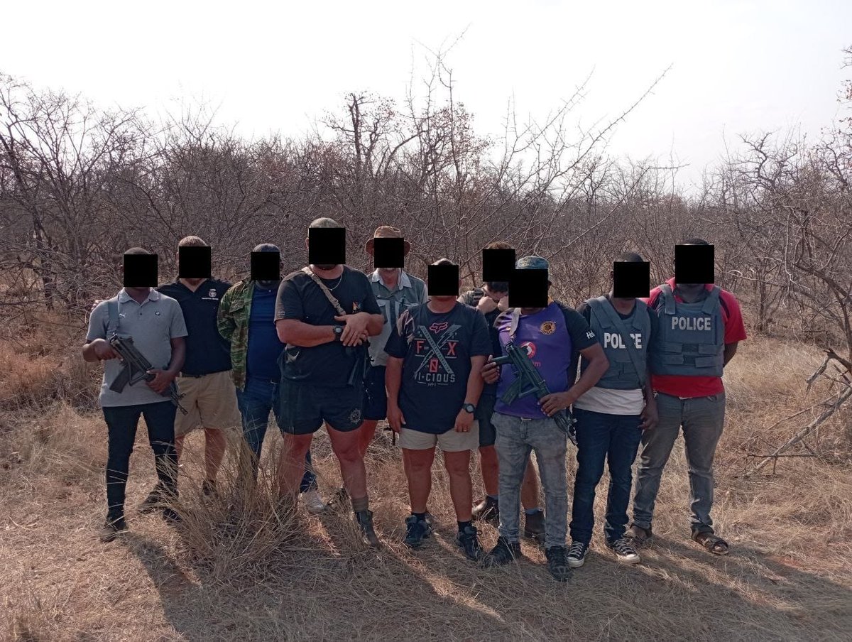 live7_news's tweet image. Afriforum neighbourhood watch in Musina ( Limpopo Province) together with SAPS assisted in the arrest of 5 farm attackers ,one is on the run. 3 firearms were recovered including an R5 rifle

Suspects confirmed to be Zimbabweans who was once an employee at a farm
#FlyingNews🦅