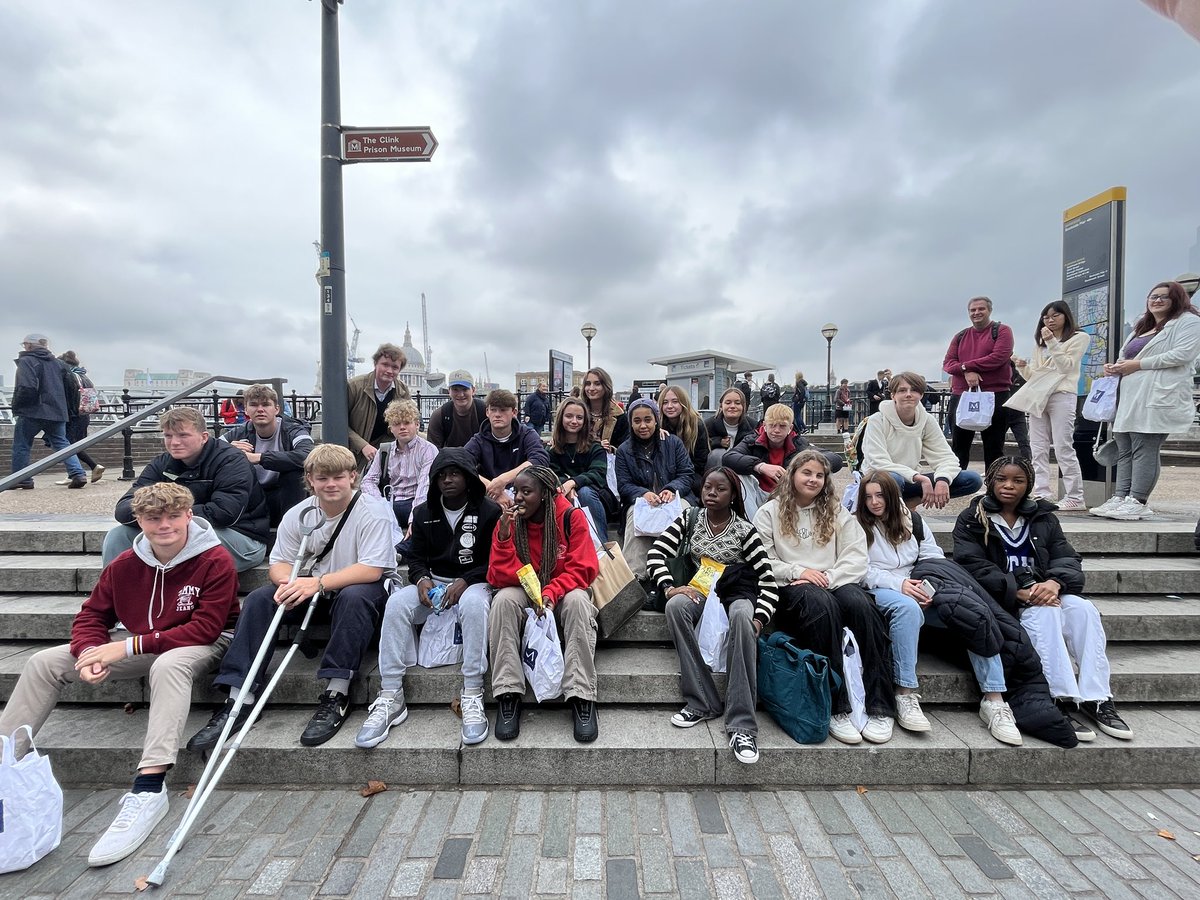 MonktonEnglish's tweet photo. A Level students ready for a tour, workshop and performance @The_Globe @TheTempest @MonktonBath https://t.co/fpotHGGg0g