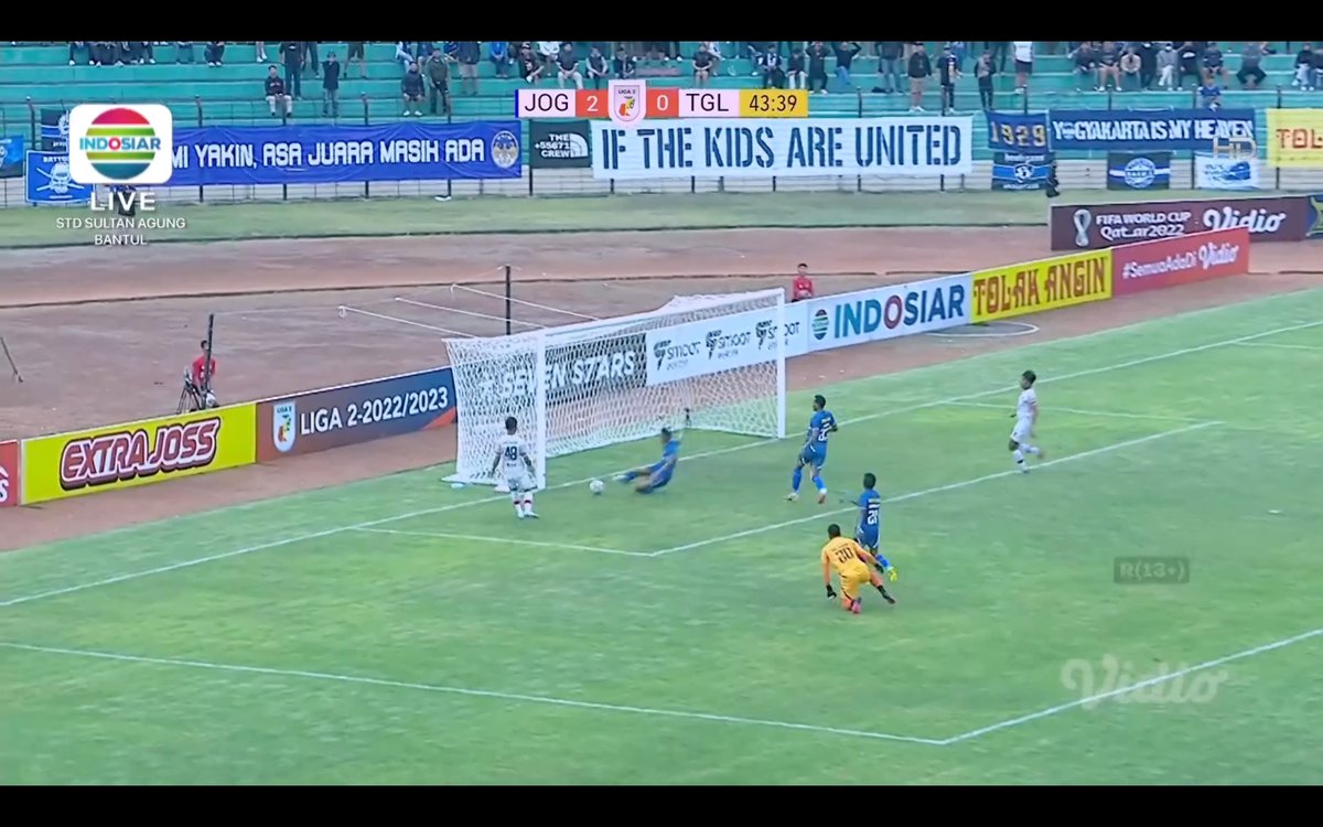 Indosiar's tweet photo. 43' Sapu bersih! penyelamatan depan gawang untuk mencegah PSIM kegolan! Skor masih 2-0 untuk PSIM!
#Liga2 #PSIMDay #PersekatDay #IndosiarRumahSepakbolaIndonesia https://t.co/Vfs4rUXGrm