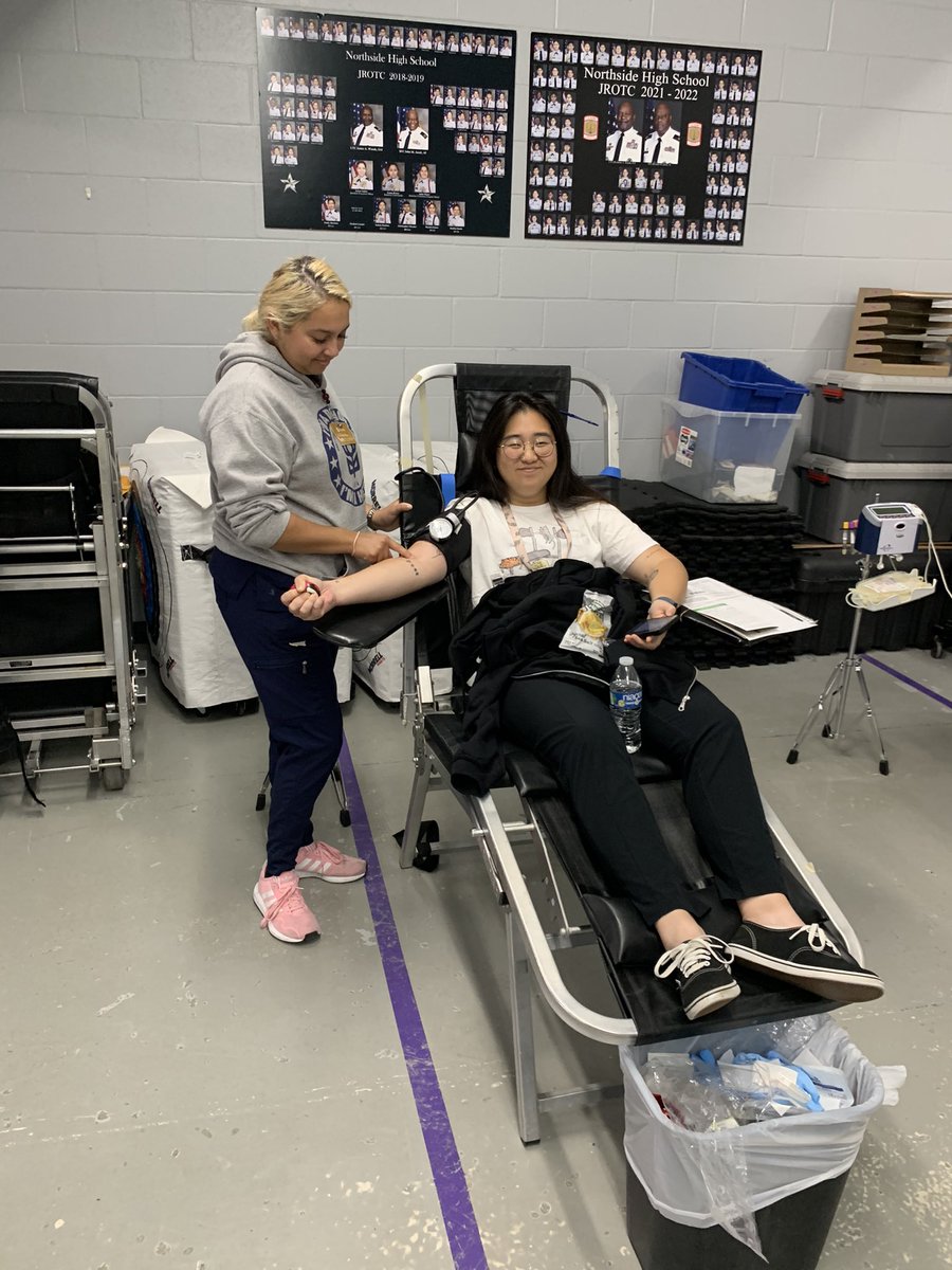 kee__lou's tweet photo. Science team steps up to give blood and @commitforlife. Teaching lives and saving lives. #yallneedscience @northside_hs @HoustonISD @TeamHISD @HISDHighSchools @HISD_SecSci https://t.co/2Ud2SewYz9