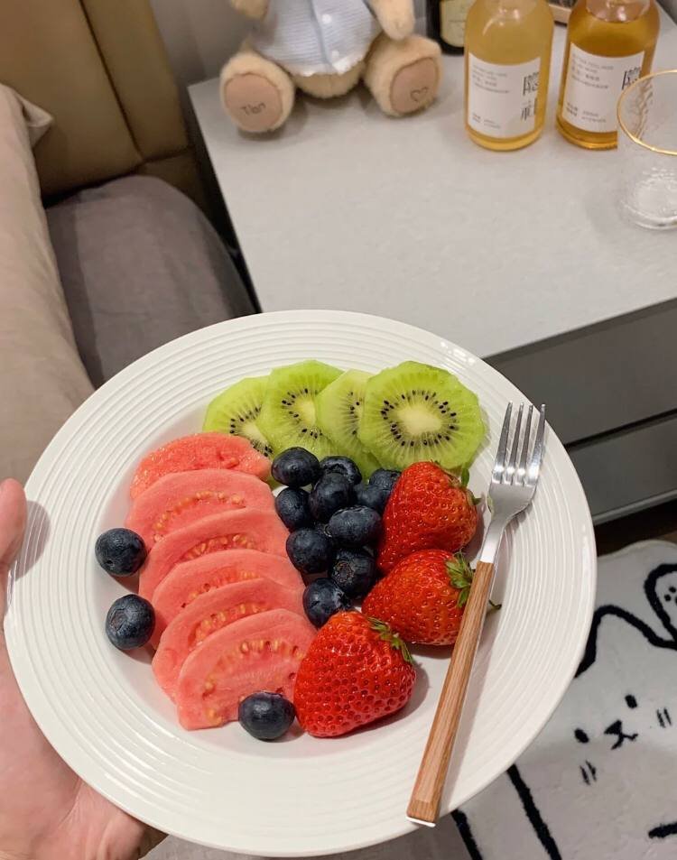 bbyssey's tweet photo. It's okay to not eat, but it's really not possible to have no fruit https://t.co/81tHpzRRIK