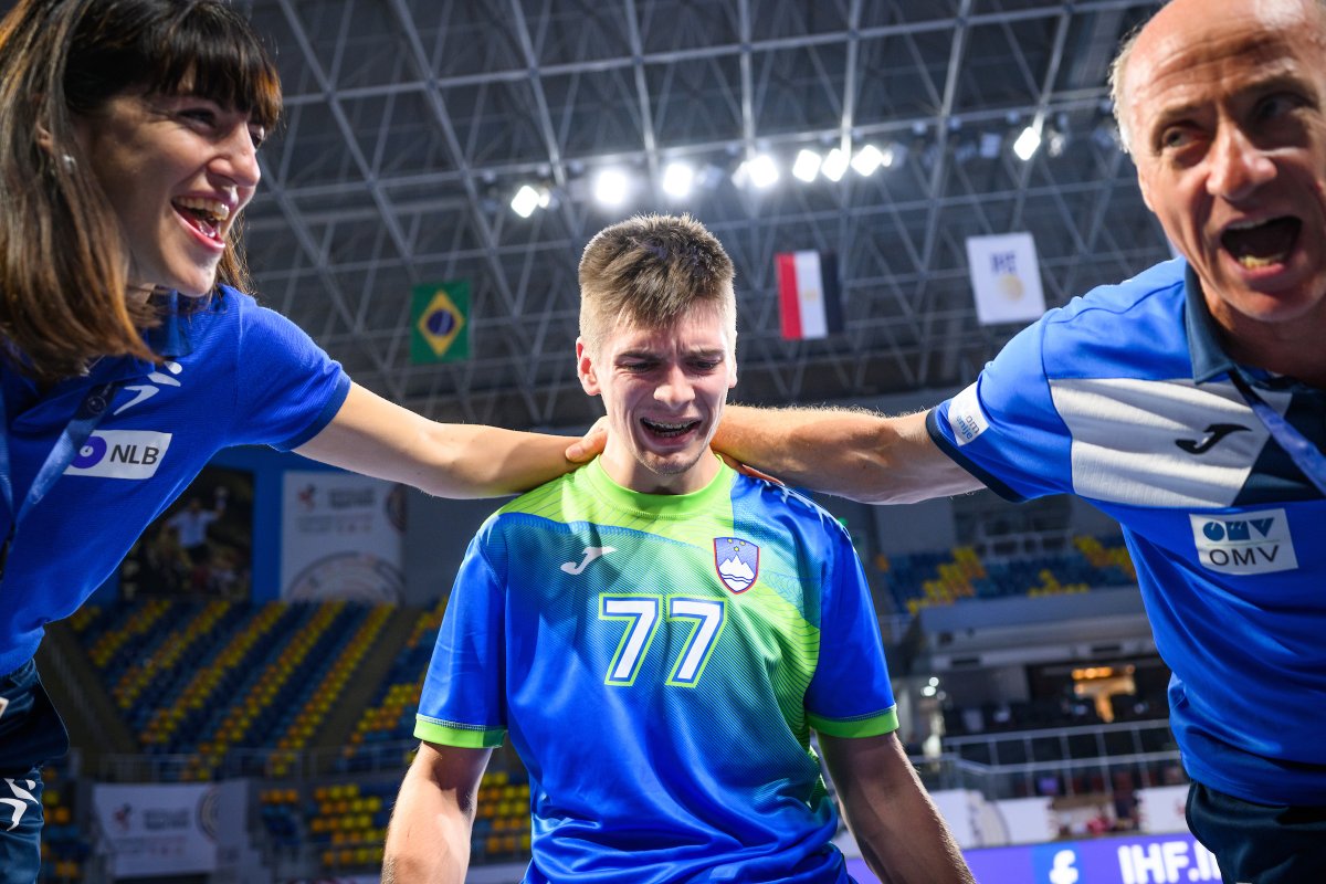 Prva zmaga je posebna. Tista, ki je ne pozabiš nikoli!💪🇸🇮

#mislovenci 

📷: @ihf_info