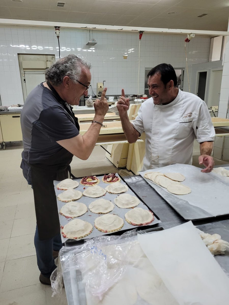 ArtesaniaRM's tweet photo. Esta tarde a las 20 h en @Feramur, podrás degustar los mejores pasteles de carne de la Región de Murcia.

🥇 @confiteriamaite 
🥇 @ConfiJuanMazon 
🥇 @AndresMarmol_M
🥇 Confitería Jiménez
🥇 Confitería Roses

@regiondemurcia 
@Empresa_RM 
@vallemiguelez 
@soniamm9 https://t.co/MsfS3RvNiJ