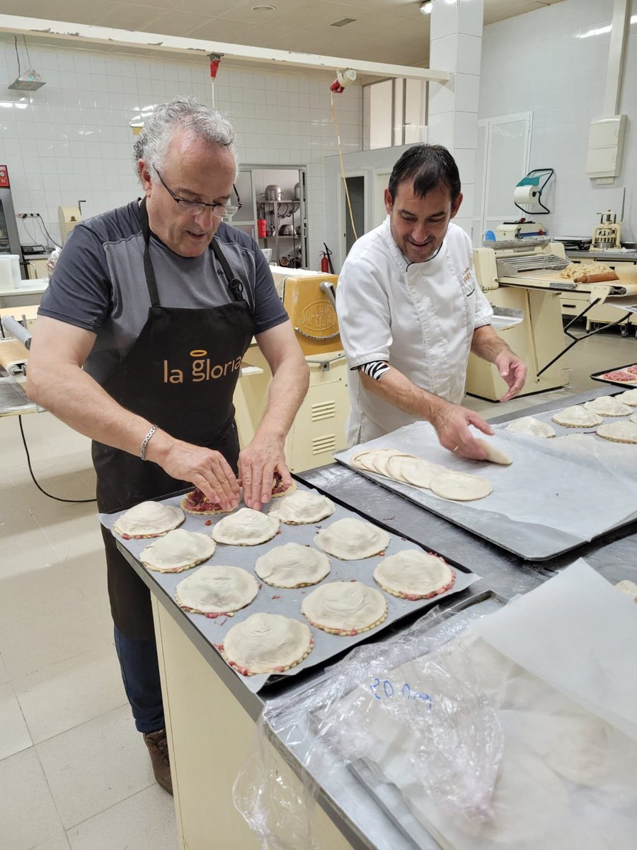 ArtesaniaRM's tweet photo. Esta tarde a las 20 h en @Feramur, podrás degustar los mejores pasteles de carne de la Región de Murcia.

🥇 @confiteriamaite 
🥇 @ConfiJuanMazon 
🥇 @AndresMarmol_M
🥇 Confitería Jiménez
🥇 Confitería Roses

@regiondemurcia 
@Empresa_RM 
@vallemiguelez 
@soniamm9 https://t.co/MsfS3RvNiJ