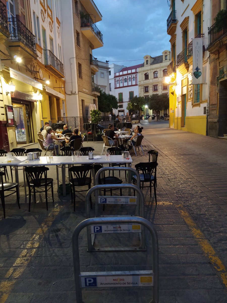 los veladores ocupan más espacio que la calzada y el que debía respetarse a los peatones. Ni se cumplen las normas, ni se sancionan a los incumplidores. Sevilla sin gobierno