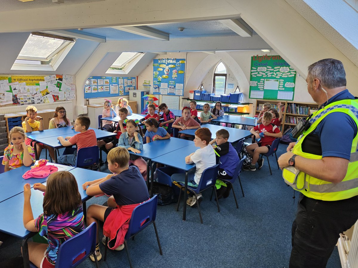 Dathlu gwahaniaethau. Diwrnod balchder y Bontfaen. Celebrating differences. Pride day Cowbridge. #CowbridgePride <a href="/ysgoliolo/">Ysgol Iolo Morganwg</a> @SWPValeofGlam