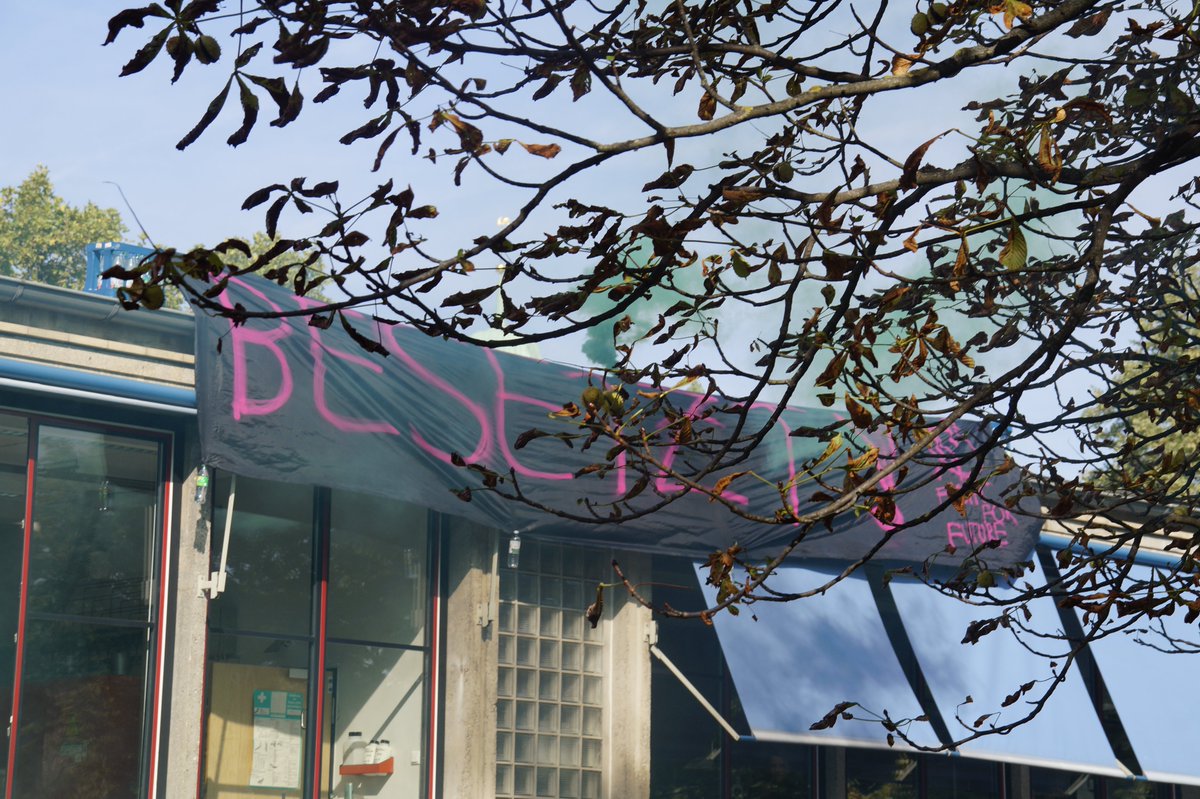 FFFDarmstadt's tweet photo. Die Besetzung läuft. Schule besetzen, Fossile beenden! https://t.co/bdXjwqp7lH