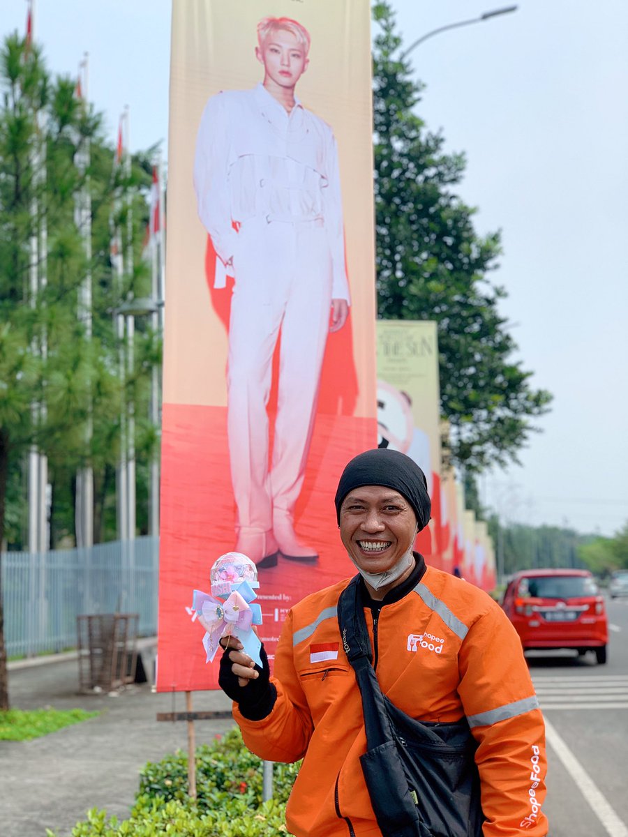 chewywonhee's tweet photo. lagi foto &amp; video, tiba-tiba
didatengin bapak shopee food.
ditanyain harga tiketnya berapa,
harga lightstick berapa, terus
bapaknya cerita anaknya pengen
nonton tapi ga bisa. #BETHESUNinJKT https://t.co/693DcawRWq